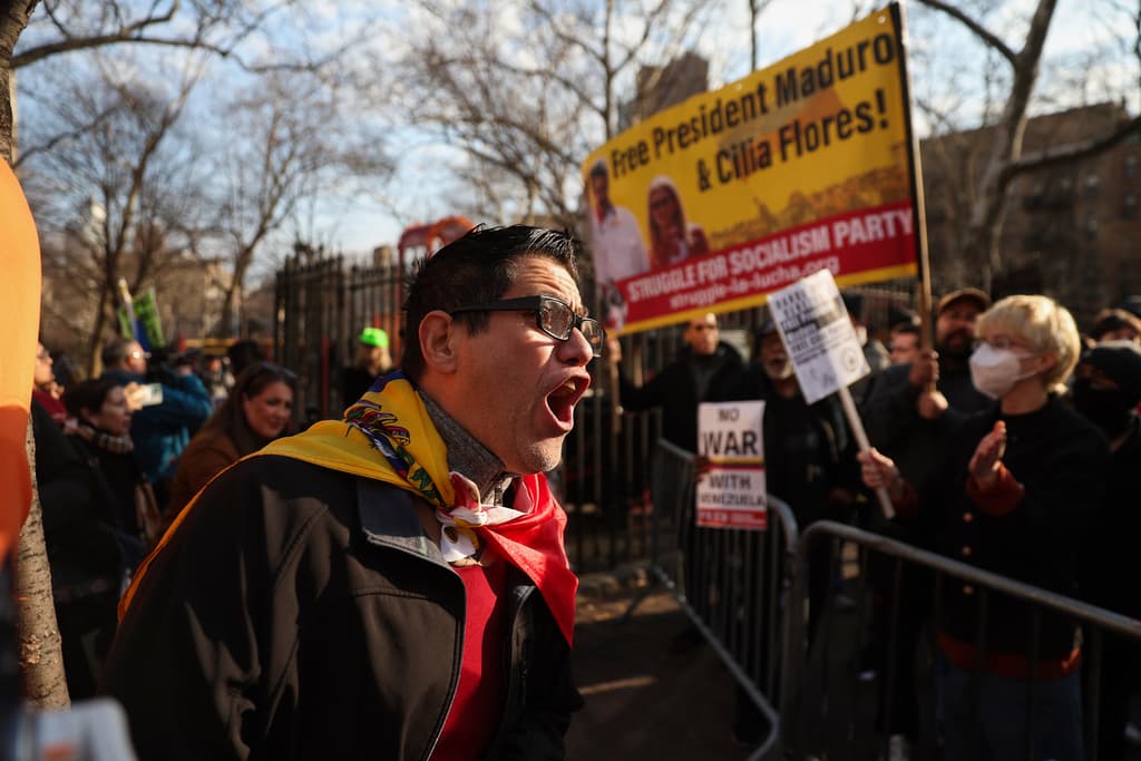 Frente al tribunal federal en Manhattan se reportaron discusiones entre quienes están a favor de la libertad de Nicolás Maduro y Cilia Flores y quienes están en contra. "Viva Venezuela libre", reclamaban otros manifestantes.