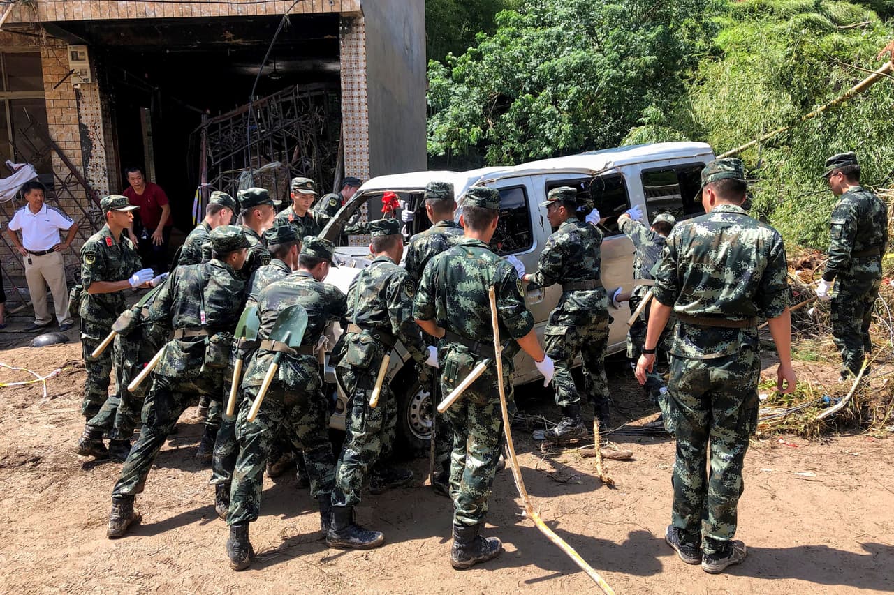 La policía paramilitar apoya las labores de rescate en Yongjia para buscar a posibles sobrevivientes entre los escombros y el barro. Al menos 16 personas continúan desaparecidas.
