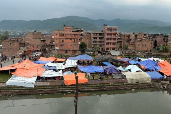 Por las fuertes réplicas, haberse quedado sin casa o el temor de que lo que queda de las construcciones se desmorone, los habitantes de las afueras de Katmandú han improvisado campamentos en las calles.