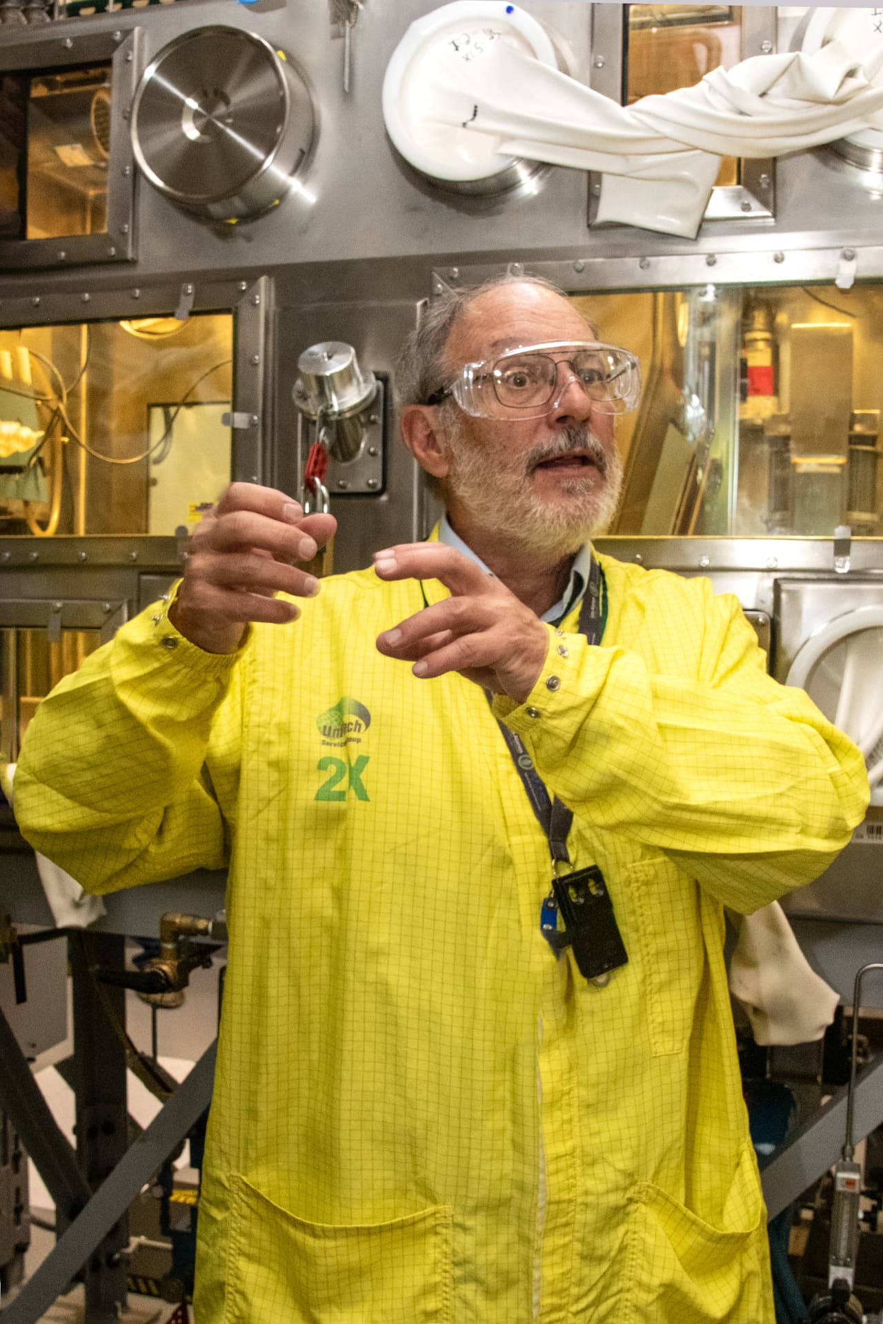 Robert Webster, subdirector de armas del laboratorio, delante de una guantera durante una visita de los medios de comunicación a la PF-4 en 2023.
