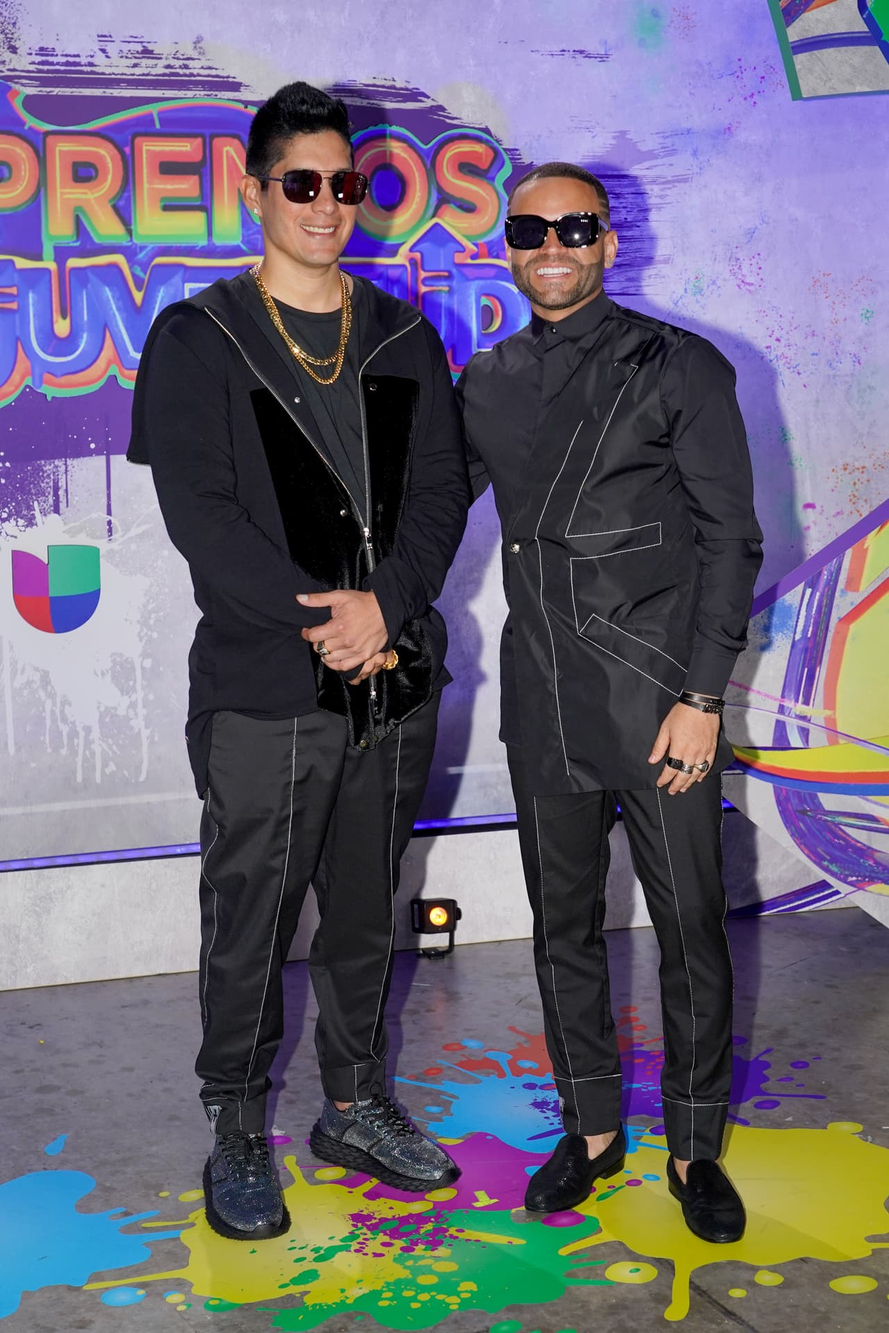 Chyno Miranda y Nacho Mendoza llegaron usando atuendos color negro.