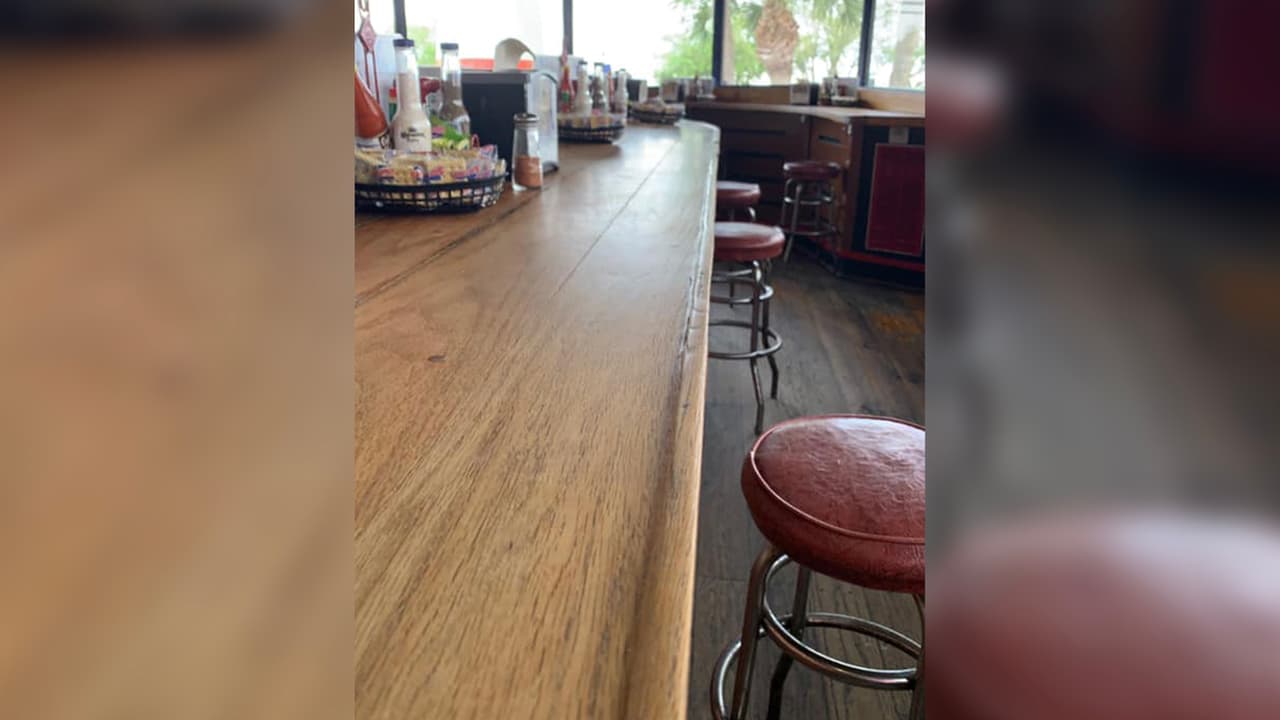 Rigoberto Lorzo nos compartió esta fotografía de su restaurante vacío en las redes sociales.