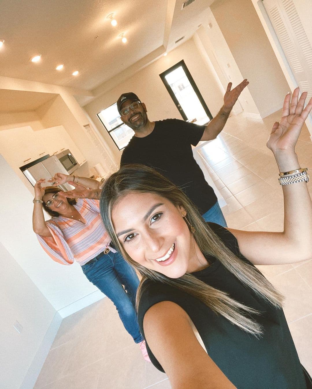 "Afortunada de cumplir otro sueño y de que tengo a muchas personas que me apoyan incondicionalmente. Mis papás han sido parte fundamental", señaló junto a la publicación en Instagram.