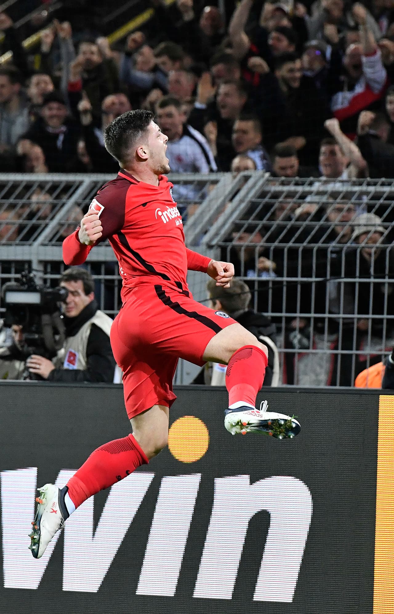 La regularidad no fue la esperada y el Eintracht Frankfurt puso sus ojos sobre él para mejorar su ataque y comenzar a pelear títulos en Alemania.