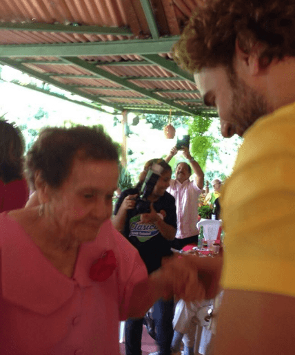 "Buelita Pura, cuánto te amo... Cuánta falta me harás, cuántas veces más quisiera bailar contigo, cuánta falta me harás en los viajes de la capital a La Vega, cuanta falta me hará revivir tus memorias de mi niñez, ¡cuánta falta me harán tus bendiciones y tus palabras de amor! [...]", compartió el actor.