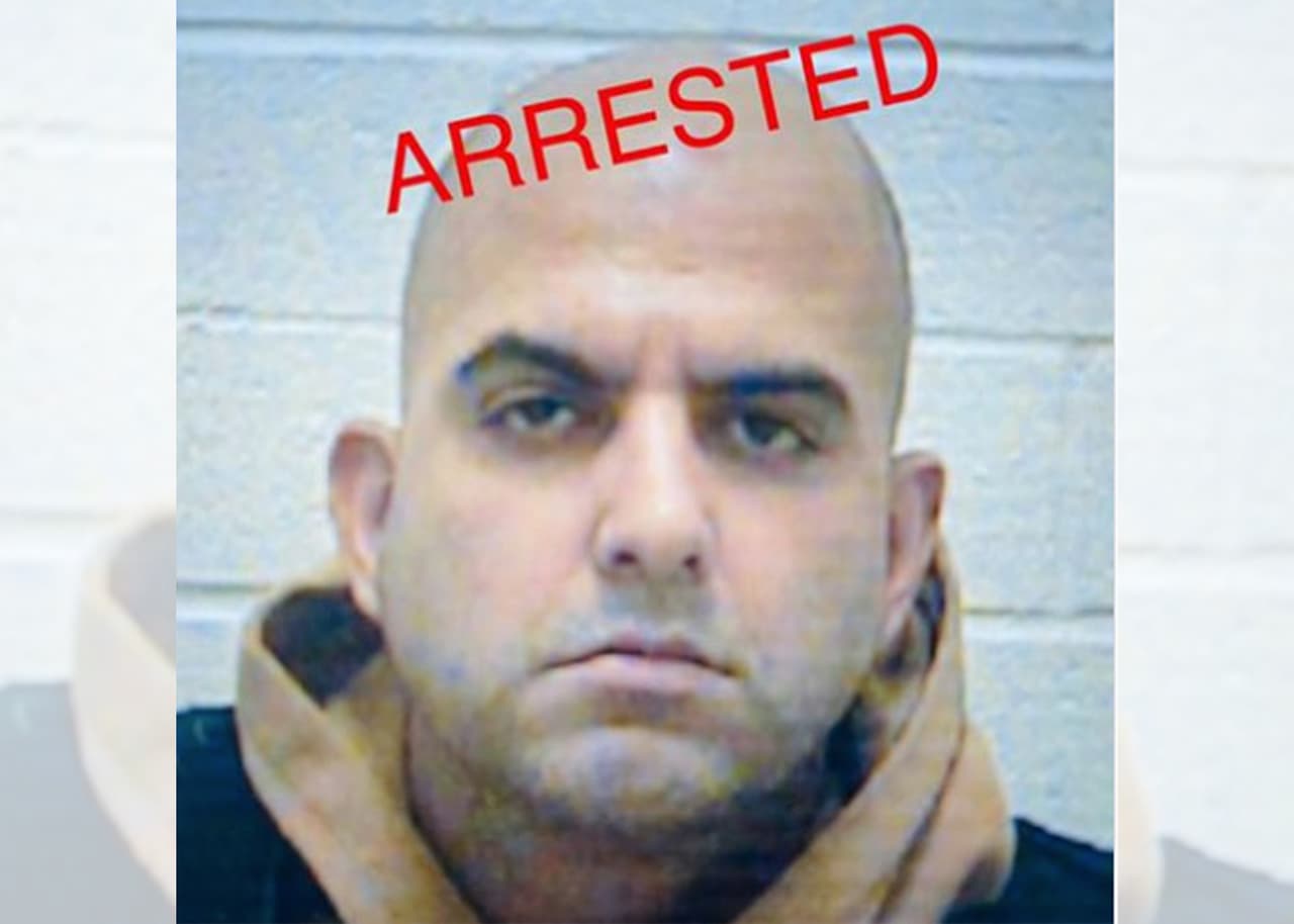 Arrestan a hombre que instaló una cámara en el baño de una casa para espiar a menores 