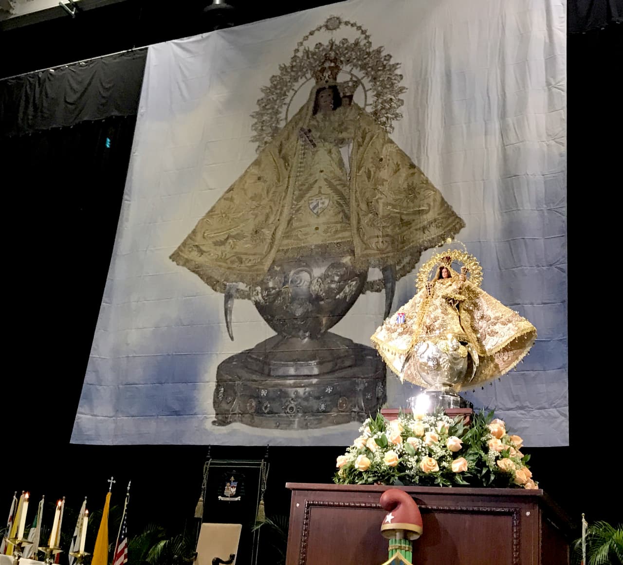 Cuenta la tradición que 
<b>la Virgen fue encontrada en 1612 sobre las aguas de la Bahía de Nipe</b>, en el oriente de Cuba. “Fue hallada flotando en el mar después de una tormenta por tres trabajadores de la mina del Cobre que iban por sal”, 
<a href="https://www.univision.com/shows/al-punto-florida/asi-seran-las-celebraciones-del-dia-de-la-virgen-de-la-caridad-del-cobre-en-miami-video">explica el sacerdote Carlos Céspedes, vicerrector de la Ermita.</a>