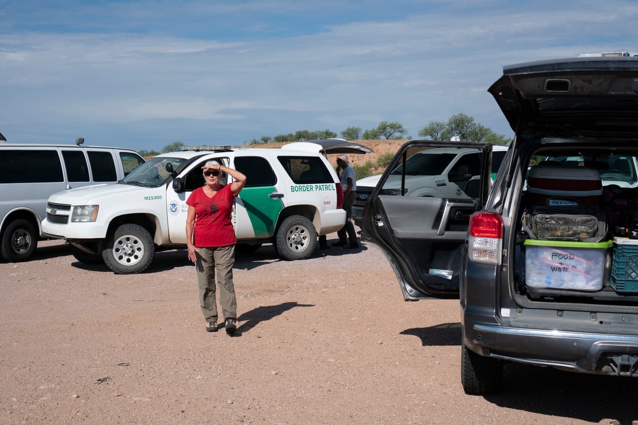 Laurel Grindy, integrante de 
<a href="https://www.gvs-samaritans.org/" target="_blank">Los Samaritanos de Green Valley-Sahuarita</a>, forma parte de un grupo de voluntarios que rescatan a migrantes en la frontera cerca de Nogales, donde las temperaturas sobrepasan los 100 grados F.