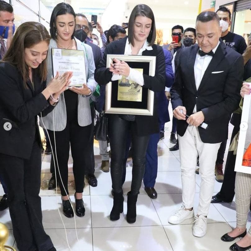 "
<b>Este es un dolor para toda la vida</b>, es una pérdida irreparable, pero pues tenemos que seguir de pie, precisamente recordándolo como el gran artista que fue, ahora él brilla en el cielo", dijo a la prensa, reportó el periodista Edén Dorantes.
<br>