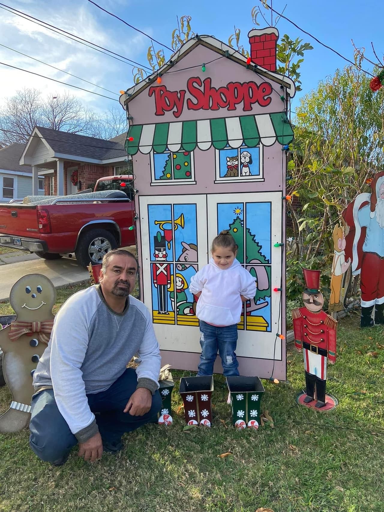 La decoración de Julio Espinoza es para su familia, vemos como esta pequeña está disfrutando de los adornos que colocaron en el jardín de su casa.