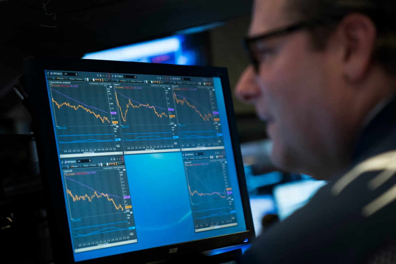 NEW YORK, NY - FEBRUARY 2: A computer monitor displays the day's numbers as traders and financial professionals work on the floor of the New York Stock Exchange (NYSE) at the closing bell, February 2, 2018 in New York City. The Dow dropped 250 points at the open on Friday morning. The Dow plunged over 660 points on Friday, marking its biggest one day plunge since June 2016 following the Brexit vote. (Photo by Drew Angerer/Getty Images)