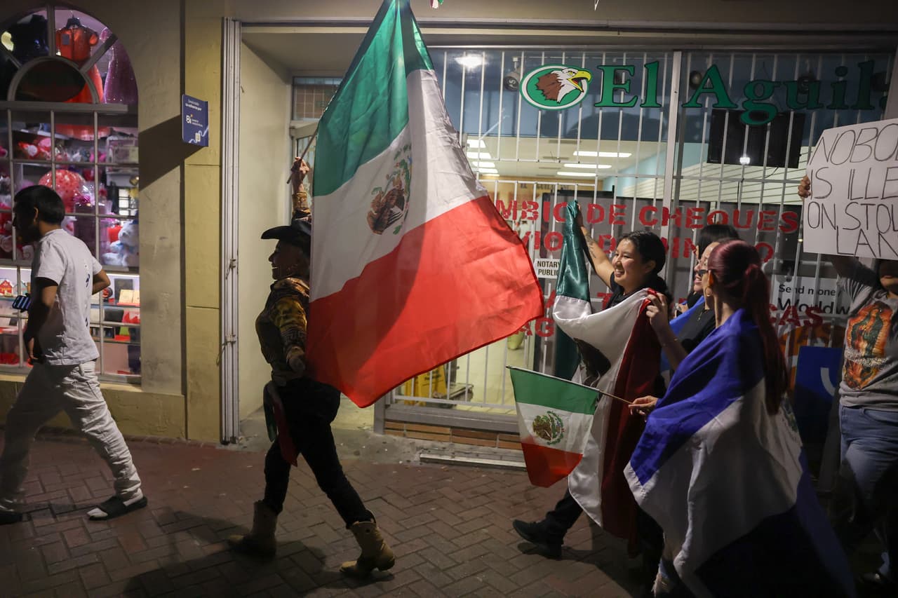 En la protesta, ondearon banderas de distintos países, pero en su mayoría de México.