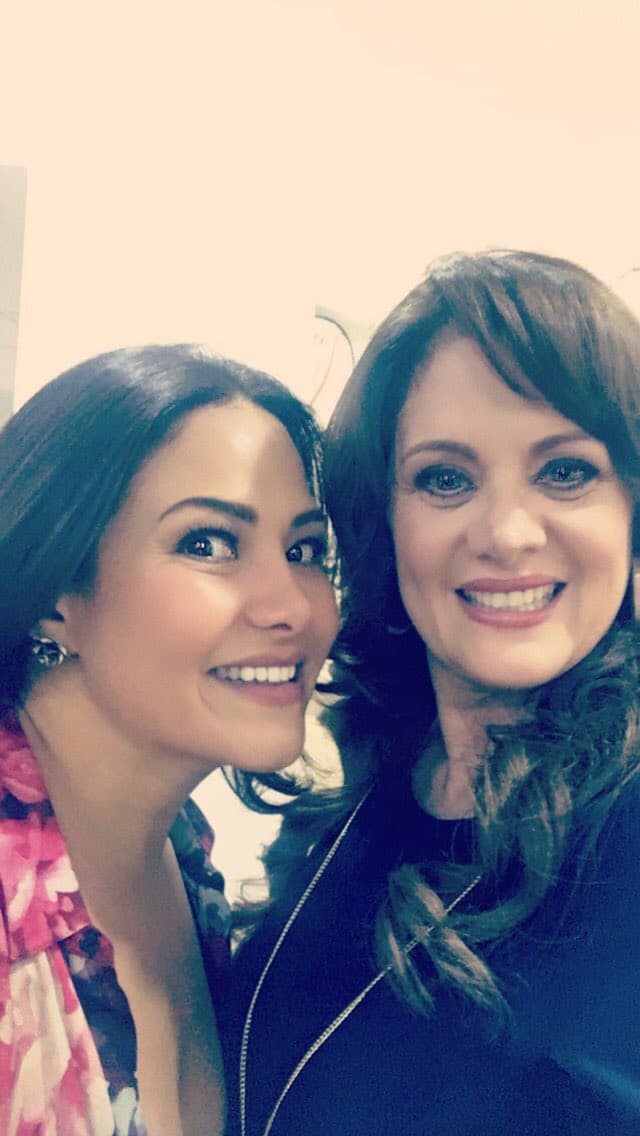 Como puedes ver, Erika es una artista camaleónica e imparable. ¿Cuál de sus personajes te ha gustado más? Aquí la vemos con otra de las actrices de la telenovela, Vanessa Bauche.