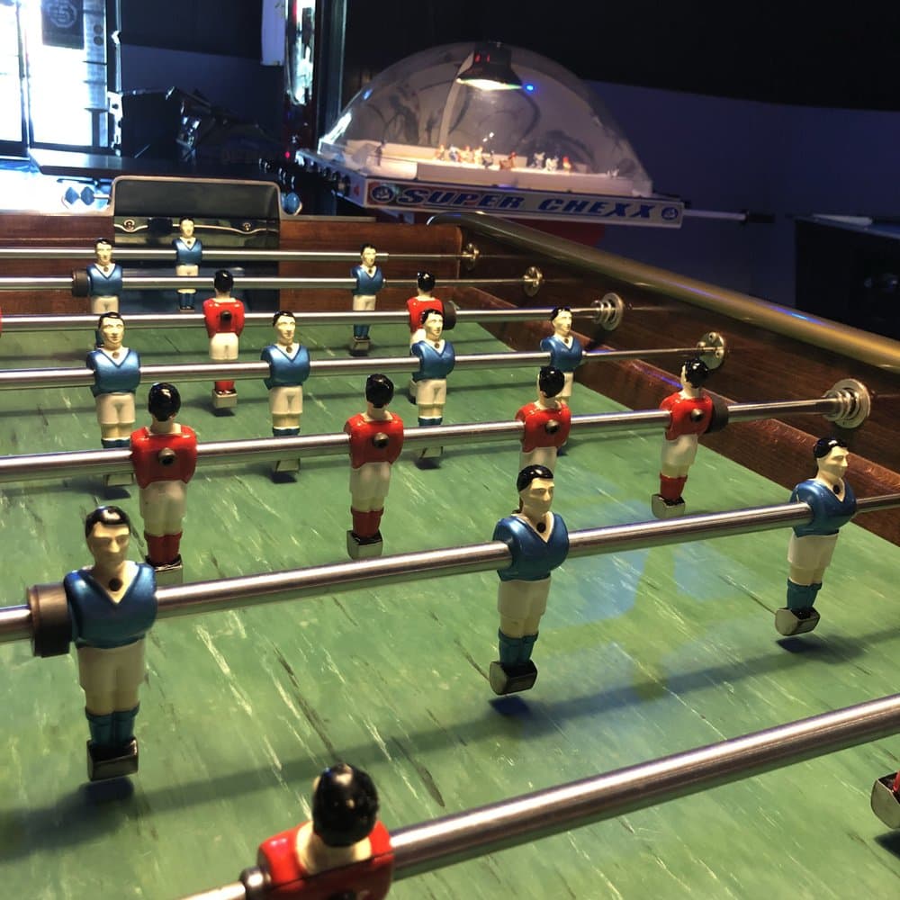 <b>Neighborhood Sports Bar and Arcade</b>
<br>Dirección: (919) 377-2344
<br>Teléfono: 301 N Harrison Ave Cary, NC 27513
<br>Sitio web: 
<a href="https://neighborhoodbararcade.com/">https://neighborhoodbararcade.com/</a> 
<br>
<b><a href="https://www.yelp.com/map/neighborhood-sports-bar-and-arcade-cary">Cómo llegar</a></b>
<br>
<br>Según sus propietarios: “Nuestro objetivo es simple, ser un bar genial con un montón de actividades. Bebidas especiales diarias, toneladas de juegos, muchos televisores y todos los paquetes deportivos que ofrece DirecTV”.