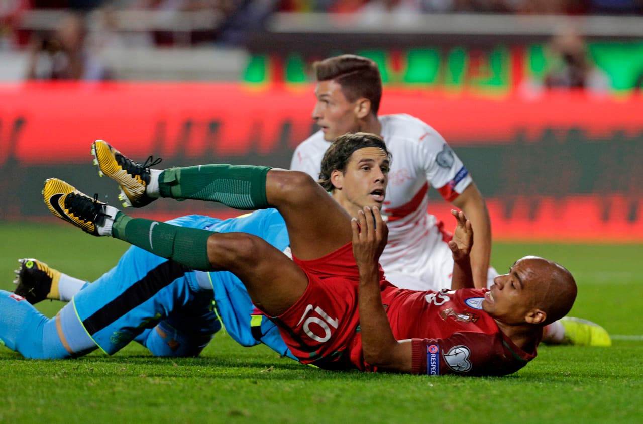 Sin embargo, a poco de terminar la primera mitad, un balón desde la banda izquierda complicó a la defensa suiza y Johan Djourou convirtió autogol.