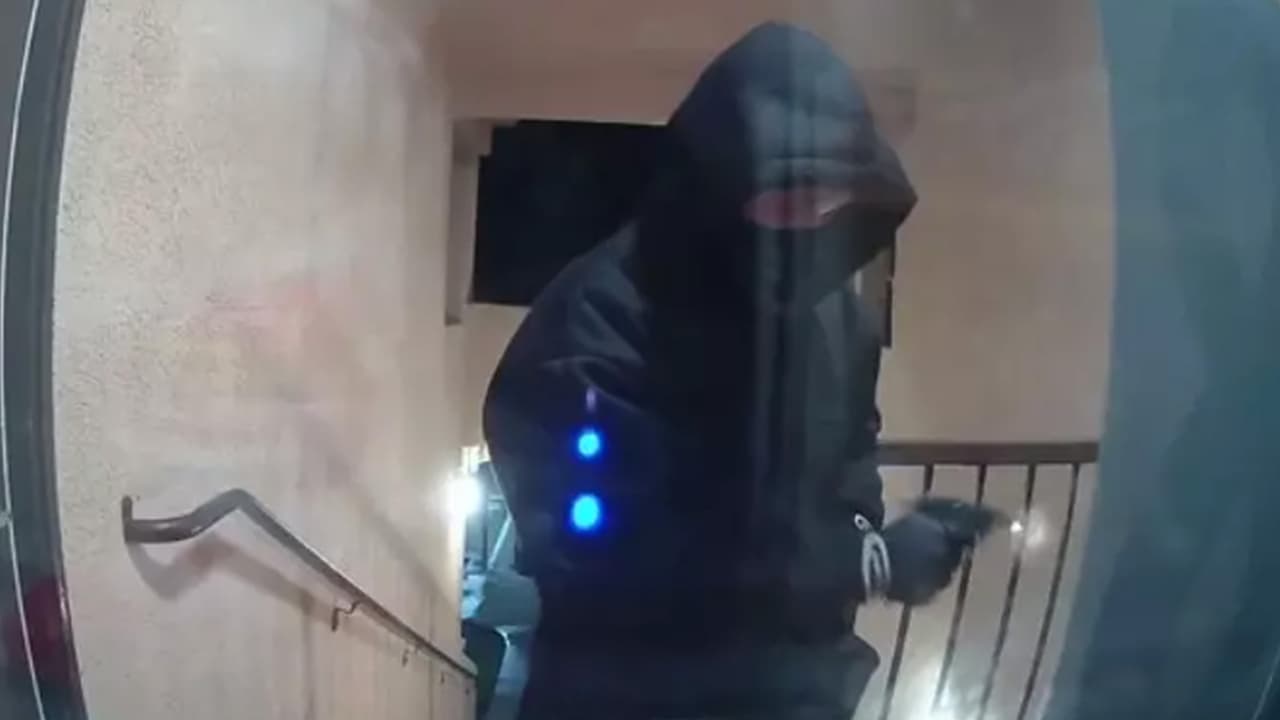 Arrestan a hombre que fue captado disparando contra la puerta de un apartamento en Highland   