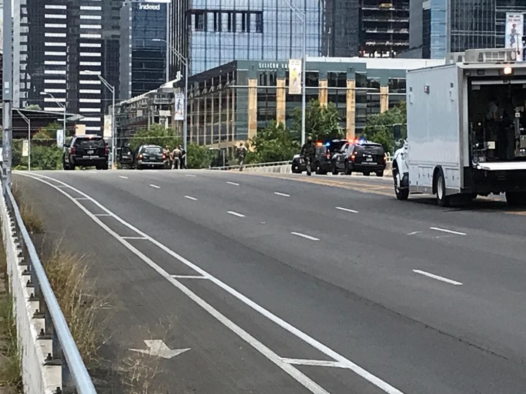 La policía de Austin cerró el puente al tráfico y a los peatones.