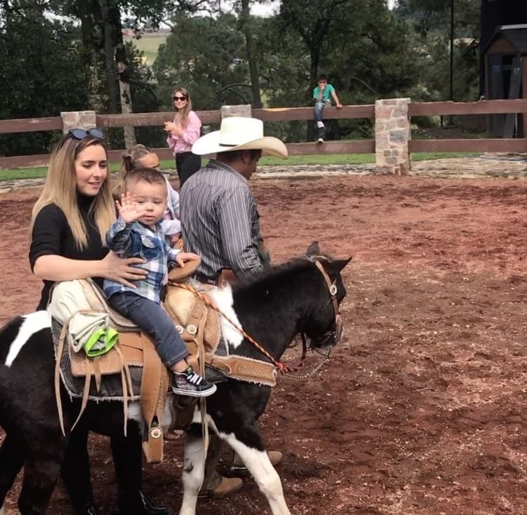 Su pequeño hijo Diego, de un año de edad, también acudió a la celebración y ahí se montó por primera vez en un poni.