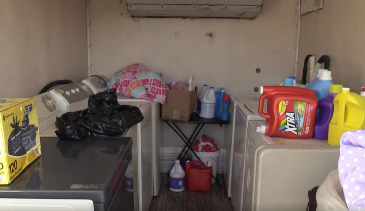 A un mes del 
<a href="https://www.univision.com/local/puerto-rico-wlii/temblor-de-6-6-deja-a-varios-sectores-de-la-isla-sin-luz">terremoto que azotó a la Isla el 7 de enero</a>, gran parte de los residentes pernoctan en casetas de campañas, carpas frente a sus casas o en refugios, es por esto que, el puertorriqueño 
<b>José Martínez</b> creó junto a un grupo de voluntarios una 
<b>lavandería móvil para ayudar a los damnificados</b>.