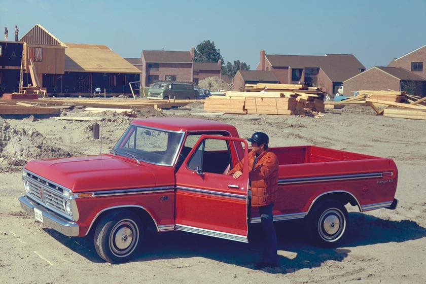 <b>1) La F-150 está en sus 40’s</b>
<br>La F-Series de Ford data de 1948 pero no fue hasta 1953 cuando el nombre F-100 reemplazó al F-1. Muchos creen que este cambio fue para rendir homenaje al avión de combate F-100 Saber, pero la realidad fue que el número más grande sonaba mejor. En 1975, el nombre F-150 apareció en una pickup de media tonelada para llenar el espacio entre F-100 y F-250.