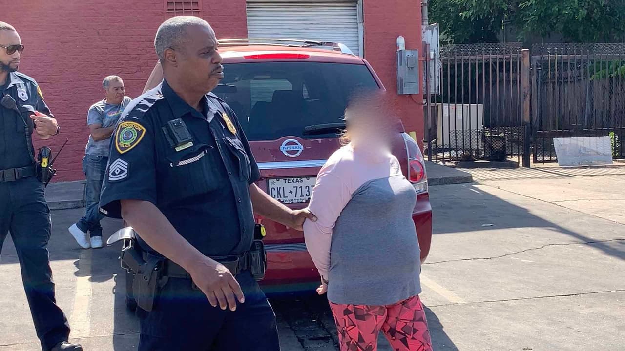 La mujer llegó hasta la tienda en su camioneta por lo que fue otro motivo de preocupación para los oficiales porque estaba tomando alcohol y manejando.