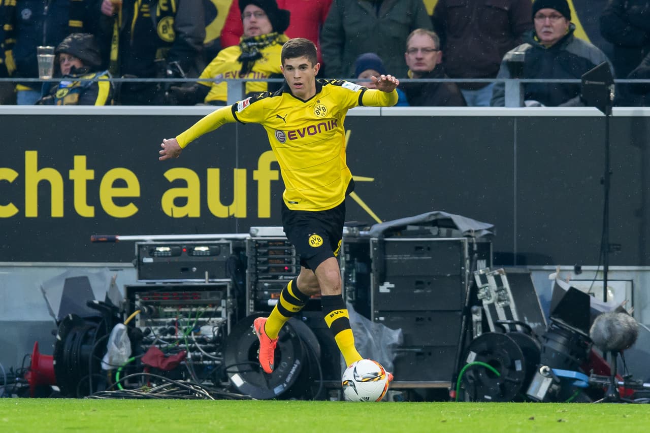 Sin embargo, aunque brilló en la pretemporada, solo debutó profesionalmente hasta el 30 de enero de 2016 frente al Ingolstadt.