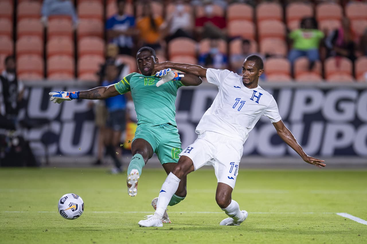 El delantero catracho no se comió la finta del portero granadino y a base de lucha logró puntear el balón lo suficiente para empujarlo al fondo de la red.
