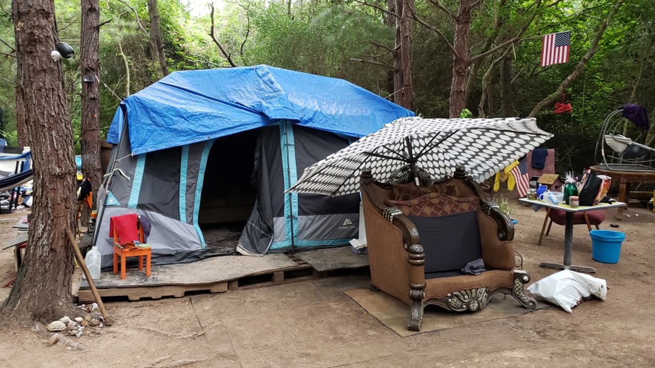 Varias personas indigentes se instalaron sin permiso en el bosque de un terrero privado en el área de Spring, un poblado al norte de Houston.