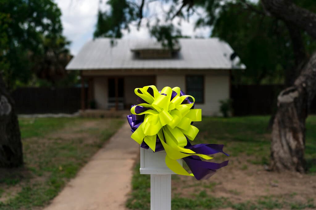 Lazos de colores adornan el buzón de correo fuera de la casa de 
<b>Maite Rodríguez, una de las víctimas del tiroteo de la escuela primaria de Uvalde.</b> En su velatorio, la familia llevaba camisetas verdes con una ilustración que mostraba a Maite con alas de ángel. 
<a href="https://www.univision.com/noticias/tiroteos/tiroteo-en-escuela-de-texas-21-victimas-mortales-de-la-masacre-en-uvalde-memorial">21 vidas: así recuerdan a las víctimas de la masacre en Uvalde.</a>
