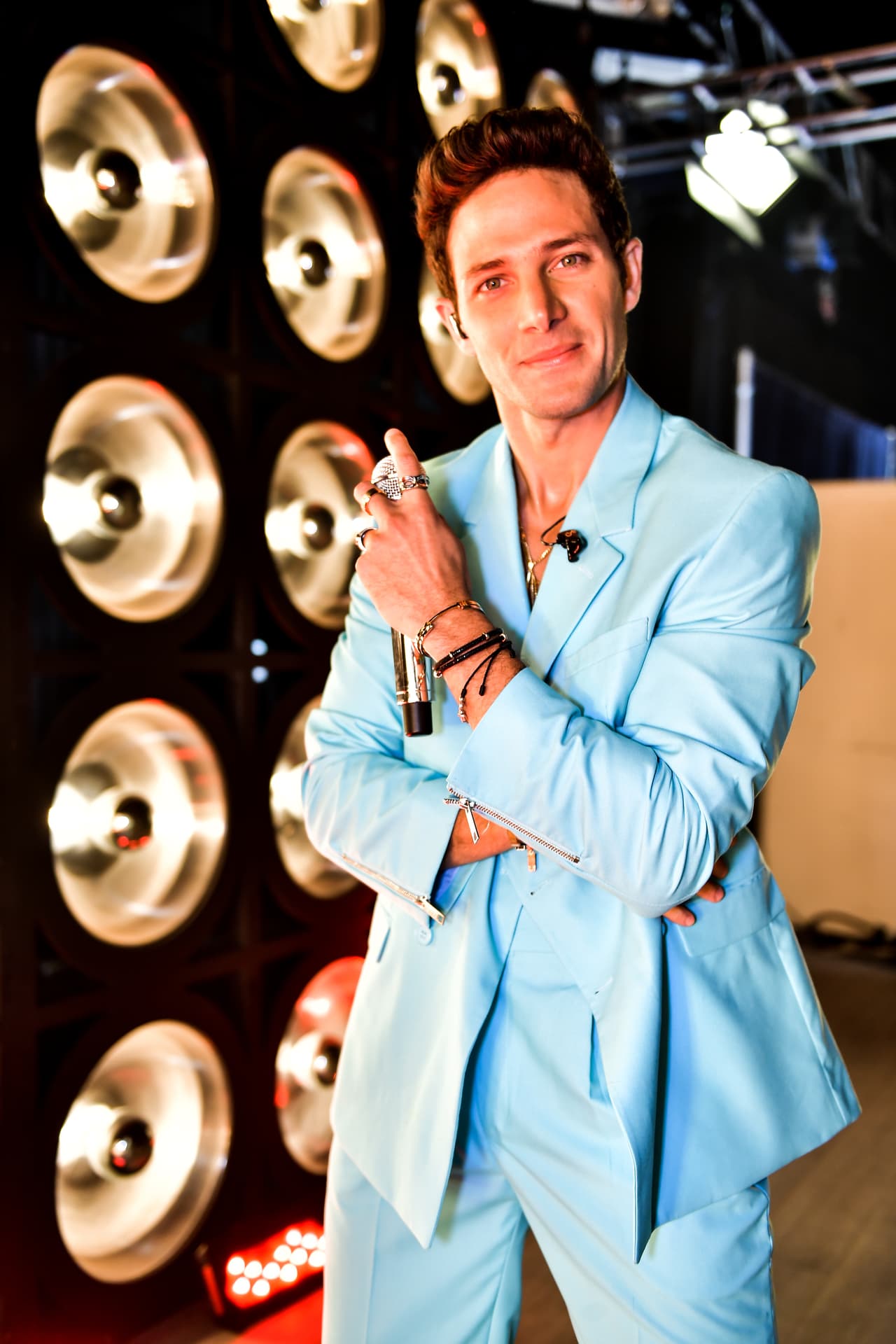 Gabriel Coronel fue el invitado de lujo en esta semifinal, quien además de deleitarnos con su nueva música, estuvo bajo los reflectores por su apariencia.