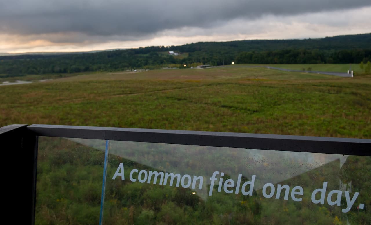 Afuera, el campo, repleto de saltamontes y salpicado de flores silvestres, se convierte en parte del monumento y conduce a una pared de mármol con los nombres de los 40 pasajeros y la tripulación.