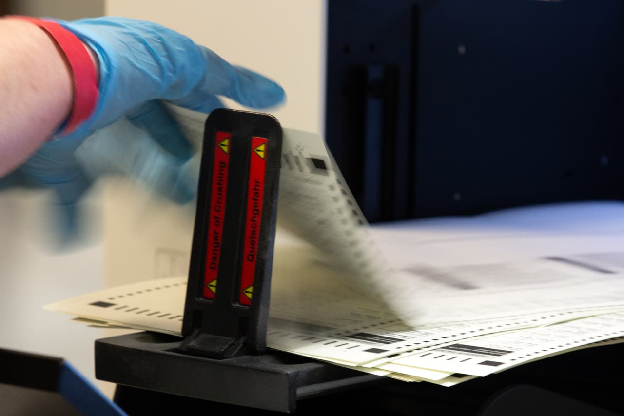 Con poco más de 90,000 votos de diferencia entre Trump y Biden, Arizona espera resultados del condado Maricopa