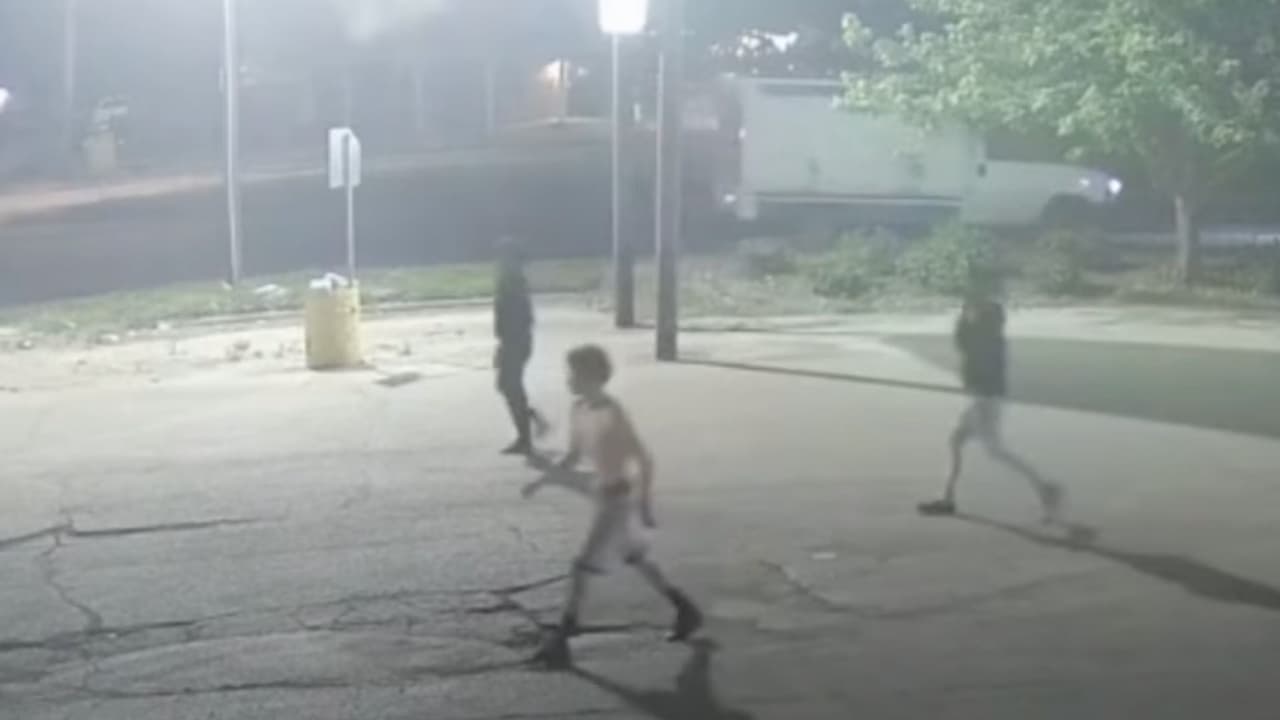 Tres sospechosos golpean y apuñalan a un hombre en un estacionamiento de Houston: todo queda en video