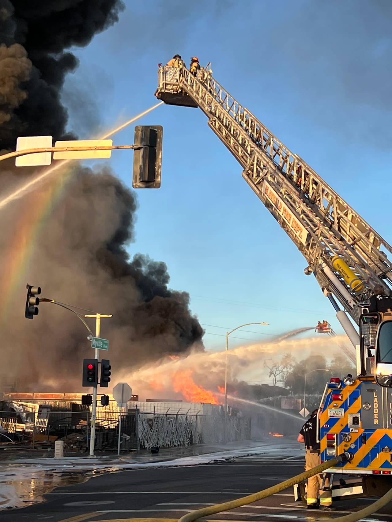 Autoridades aún desconocen cómo fue que el primer semirremolque comenzó a incendiarse, por lo que ya investigan para tratar de esclarecer. No hay una estimación de los daños.