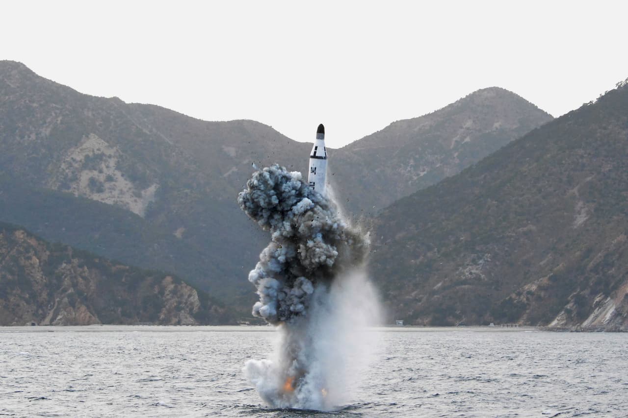 Esta fotografía distribuida por la agencia de prensa estatal de Corea del Norte el 24 de abril de 2016, muestra el lanzamiento de un misil desde un submarino. La prueba fue confirmada por autoridades de Corea del Sur a través de un comunicado. La acción fue interpretada como un desafío del régimen de Kim Jong Un a la comunidad internacional y un alarde de su poderío militar. 
<b><a href="http://www.univision.com/geografia/corea-del-norte/corea-del-norte-asegura-que-pondra-fin-a-pruebas-atomicas-si-eeuu-suspende-ejercicios">El canciller de Corea del Norte declaró</a></b> que el país está listo para detener sus pruebas atómicas si Estados Unidos suspende sus 
<a href="http://www.univision.com/noticias/relaciones-internacionales/corea-del-sur-y-eeuu-realizan-su-mayor-maniobra-de-desembarco-a-la-fecha" target="_blank">ejercicios militares anuales con Corea del Sur</a>.