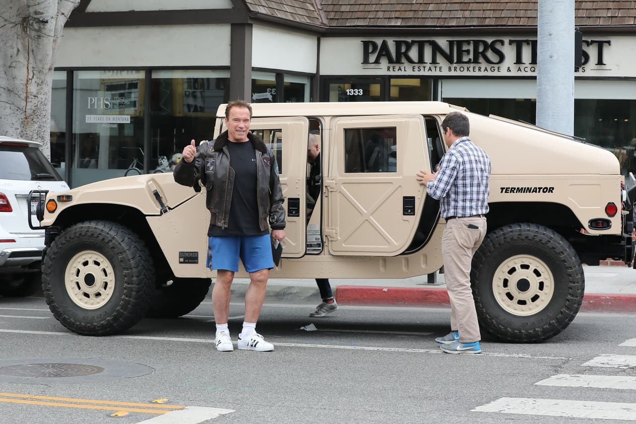 Es frecuente verlo al volante de este todoterreno, el cual está pintado en color caqui y con el nombre de 'Terminator' en la carrocería.