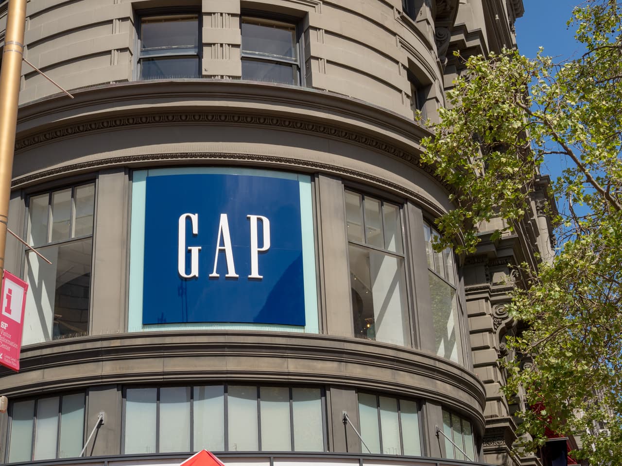 <b>Puesto 8. Gap Inc.</b>
<br>
<br>Locales cerrados: 350.
<br>
<br>Marcas afectadas: Gap y Banana Republic.
<br>
<br>En octubre de 2020 la compañía anunció los planes de cerrar 350 de sus locales para fines de 2023. Hasta el momento han cerrado más de 200.
<br>