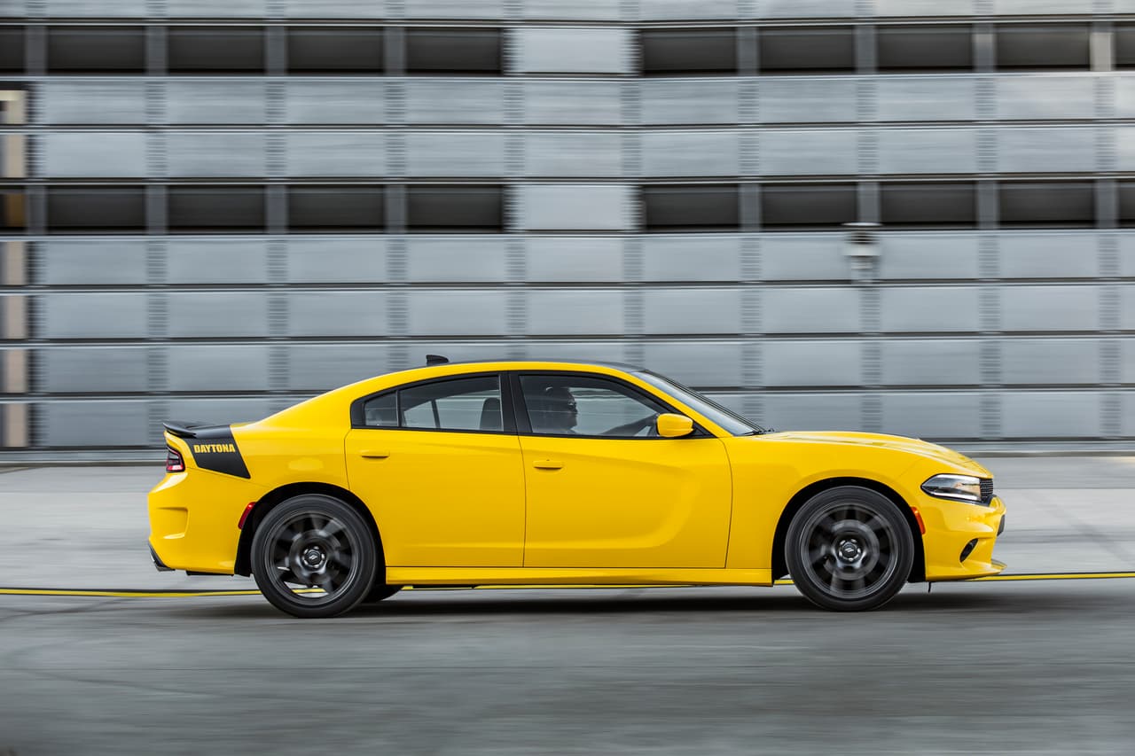 El Dodge Charger Daytona 2017 está basado en el Charger R/T regular. El nuevo modelo mejora los sistemas de toma de aire y escape mediante un sistema de inducción de aire frío Mopar con un filtro cónico y añade además un nuevo sistema de escape activo de 2.75 pulgadas, con control electrónico y con puntas de escape de 4 pulgadas de diámetro.