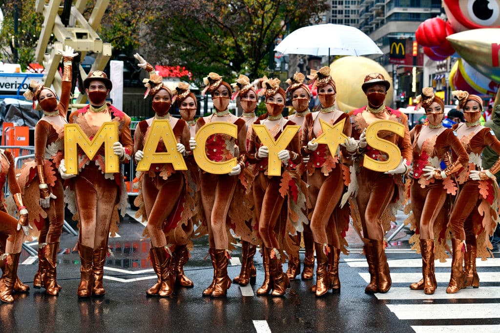 Un grupo de artistas posan al inicio del Desfile Anual del Día de Acción de Gracias de Macy's en la ciudad de Nueva York, uno muy particular al llevarse a cabo durante la pandemia de covid-19 que aún golpea Estados Unidos y el mundo.