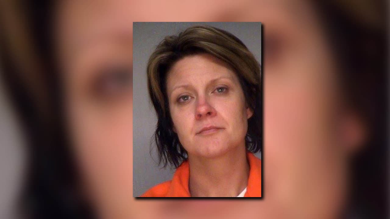 La destinataria, Mary Beth Odom, de 40 años y quien ya estaba recluida, ahora deberá responder por cargos de conspirar para violar la ley de sustancias controladas de Georgia, intento de cometer el delito de poseer drogas, armas o alcohol por parte de un recluso y uso de medios de comunicación para transacciones con drogas.