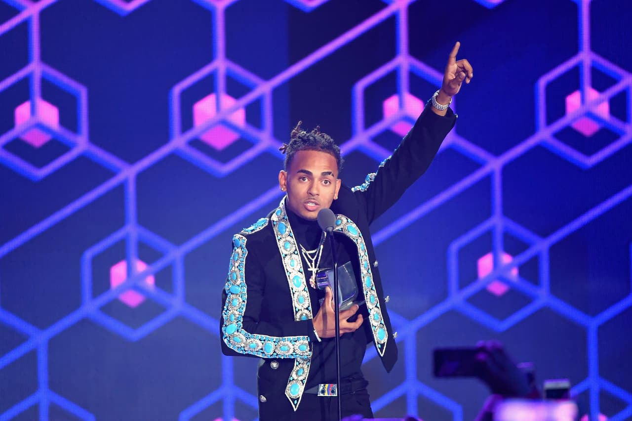 Ozuna llega a Premios Juventud después de elevar a Jennifer López a otro nivel