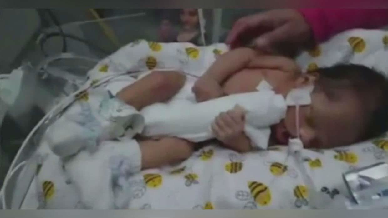 Cuando se conoció el caso, se aclaró que el mismo 23 de abril se reportó un niño con dificultades para respira en un hospital.
<br>Después se supo que el niño había llegado en los brazos de la misma Clarisa, quien aseguró que le había dado a luz. Más tarde, Clarisa fue detenida.