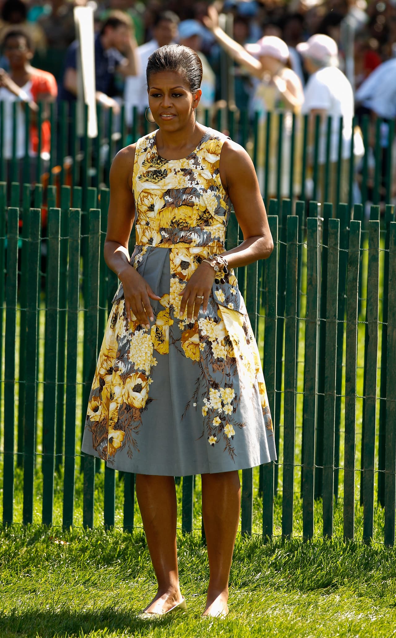 Para las celebraciones de la pascua en 2011, Michelle Obama eligió un florido vestido en tonos amarillos de fondo gris que hizo que muchas críticas de moda alabaran su elección.
