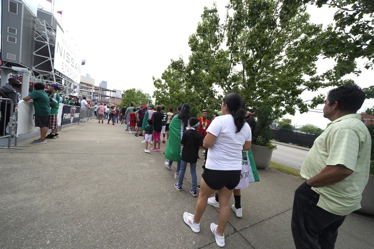 A minutos del pitazo inicial, aficionados de México y Panamá toman sus asientos para disfrutar de 90 minutos de futbol.