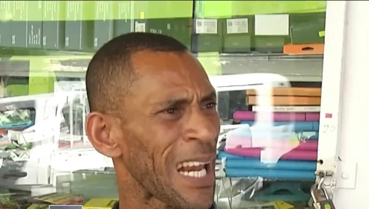 Mientras de los Santos permanece al interior de un centro médico donde está siendo atendida por sus graves heridas, la comunidad se ha mostrado consternada por lo ocurrido. “Están procesando mal las cosas,
<b> hay que respetar a las mujeres”, </b>dice un vecino de la localidad donde ocurrió la agresión. 
<br>