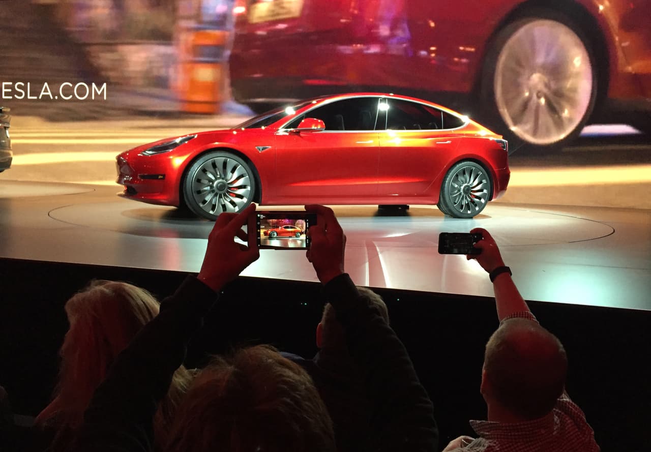 Esta nueva calificación de Tesla como el fabricante de carros más valioso del mundo no coincide con su volumen de producción y entregas a nivel global, algo que por lo visto no ha sido suficiente para que los inversores pierdan interés en la compañía.