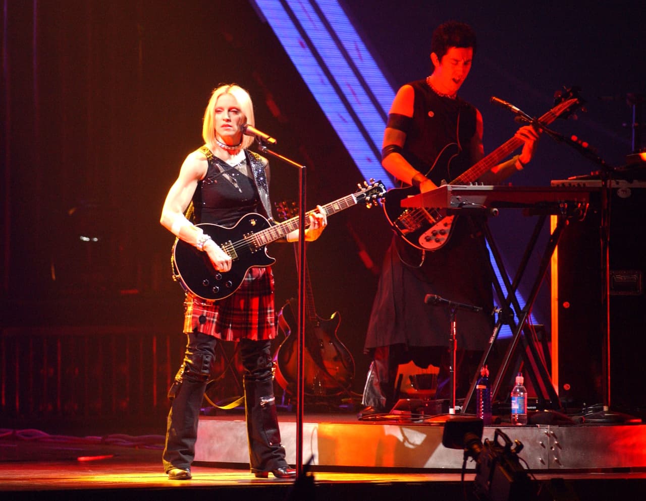 No fue sino traspasar los límites de los años noventa para invocar esos aires más
<i>grunge </i>que grupos como Nirvana habían puesto en la escena musical. Así, en su
<i>The Drowned World Tour, </i>del 2001, la cantante sorprendió al mundo mostrándose más recatada, luciendo faldas escocesas y tocando la guitarra.