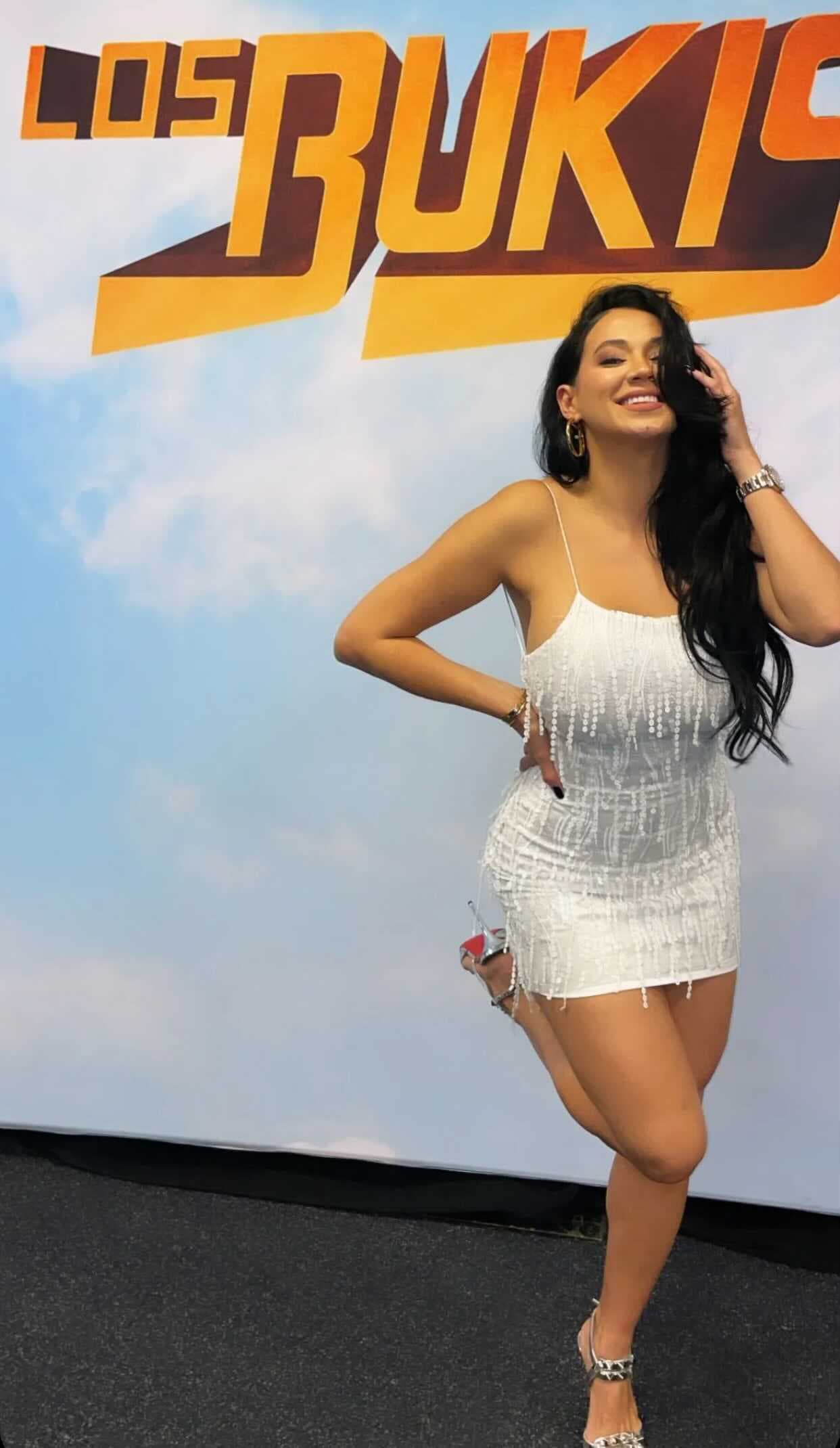 Y como en cada evento, Carlita lució fenomenal, con un corto vestido blanco que resaltaba sus curvas y espectacular figura.