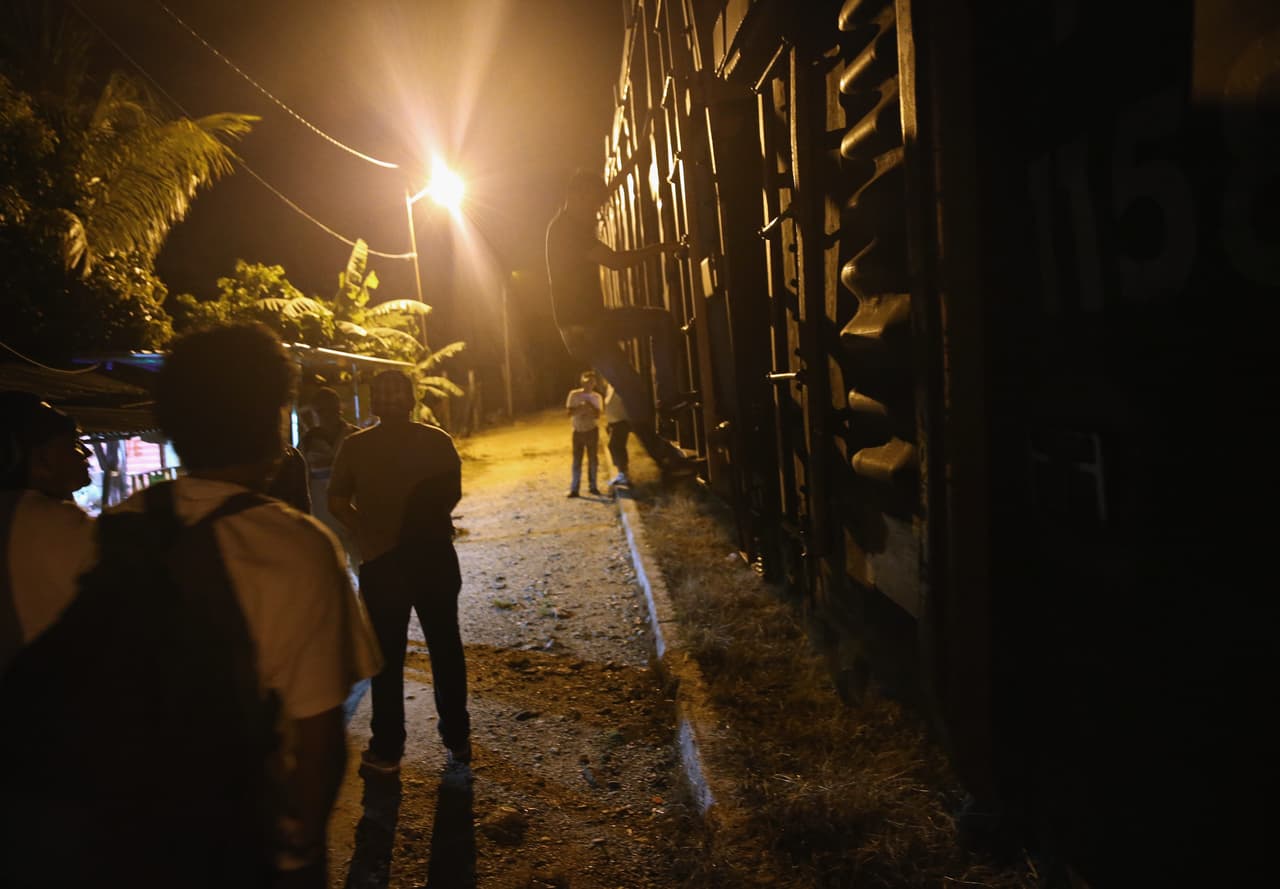Del refugio los migrantes van a la estación de Tenosique a tomar el tren al norte. “La Bestia”, como son conocidos estos ferrocarriles, hacen un largo y peligroso viaje a través del país hasta la frontera con EE.UU, pasando obligatoriamente por la Ciudad de México.