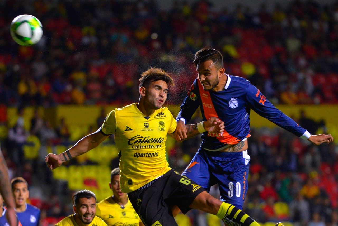 Ambos conjuntos trataron de aprovechar las jugadas a´éreas.